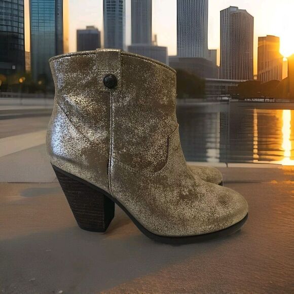 NEW! VINCE CAMUTO Hammerton Golden Rugged Metal Leather Ankle Booties Size 7M - Picture 1 of 10